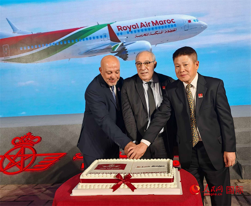 中摩雙方嘉賓共同切蛋糕，慶祝兩國直飛復(fù)航。人民網(wǎng)記者 李琰攝