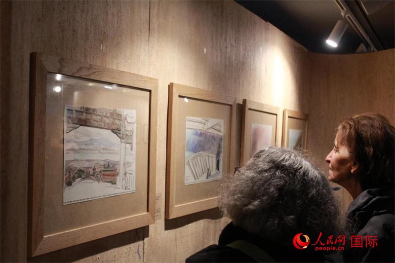 法國觀眾在欣賞展品。人民網(wǎng)記者 尚凱元攝