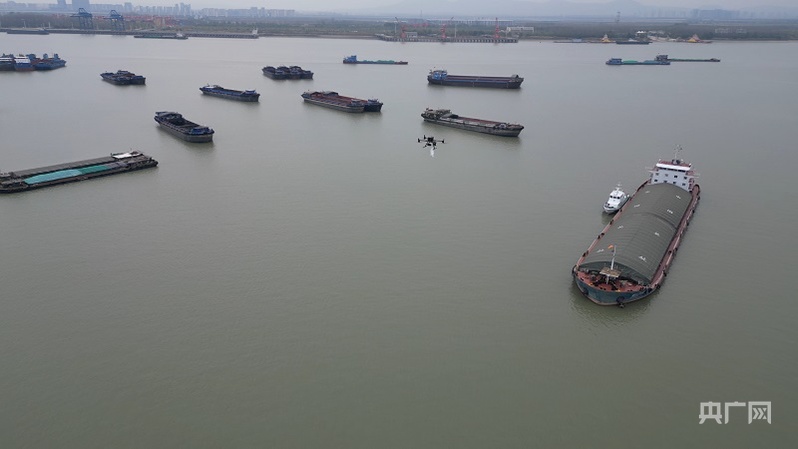 無(wú)人機(jī)在給長(zhǎng)江船只送貨(央廣網(wǎng)發(fā) 劉劍忠 攝)