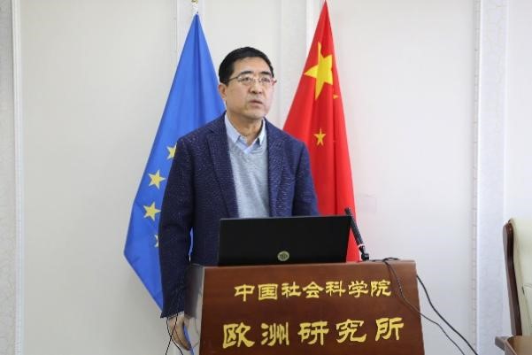 中國社會科學(xué)院歐洲研究所所長、《歐洲發(fā)展報告（2023～2024）》主編馮仲平研究員致辭。吳迪攝