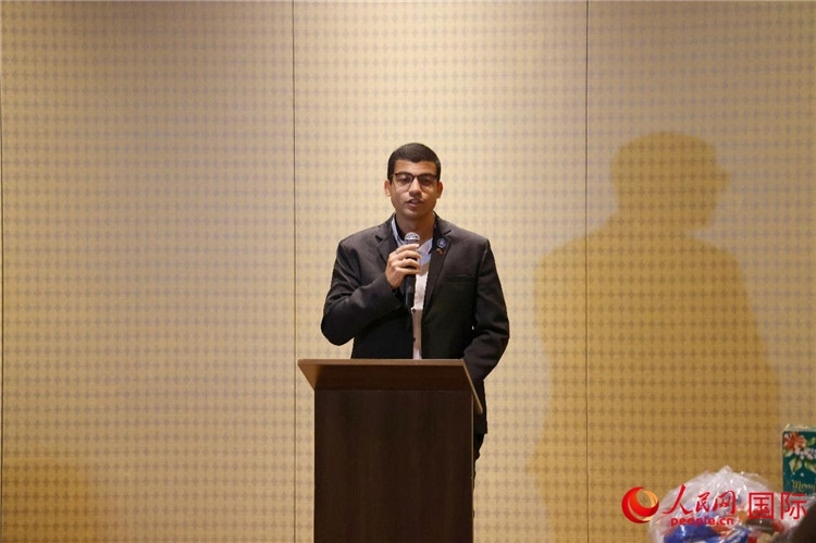 里約市政府代表、國(guó)際關(guān)系顧問菲利普在捐贈(zèng)活動(dòng)上致辭。人民網(wǎng)記者 陳海琪攝