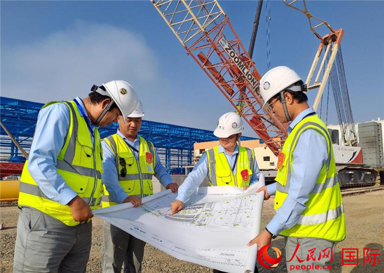 管理團(tuán)隊(duì)現(xiàn)場(chǎng)查看項(xiàng)目進(jìn)展。人民網(wǎng)記者 管克江攝