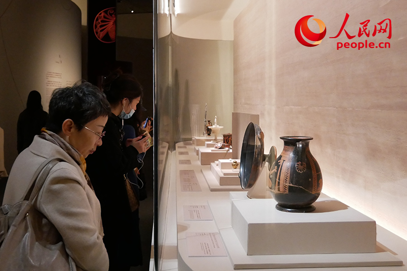 11月13日，觀眾正在國博參觀“美的多元——古希臘的藝術(shù)與生活”展。人民網(wǎng)記者 韋衍行攝