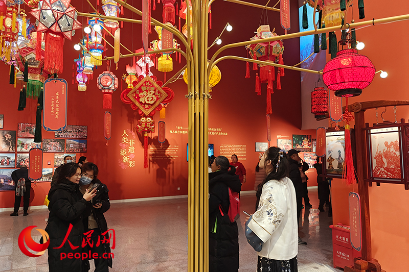 12月21日，觀眾正在參觀“過年——春節(jié)主題展”。人民網(wǎng)記者 韋衍行攝