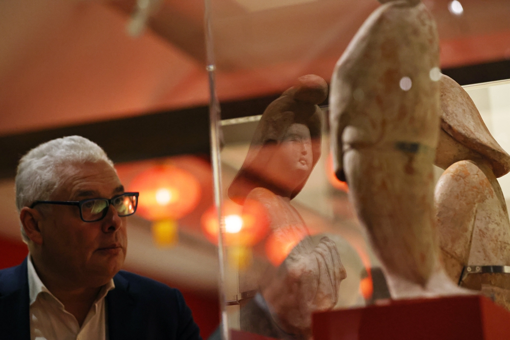 2024年11月18日，在位于法國(guó)巴黎的吉美國(guó)立亞洲藝術(shù)博物館，一名觀眾參觀“中國(guó)·唐——一個(gè)多元開放的朝代（7至10世紀(jì)）”展覽。新華社記者 高靜 攝