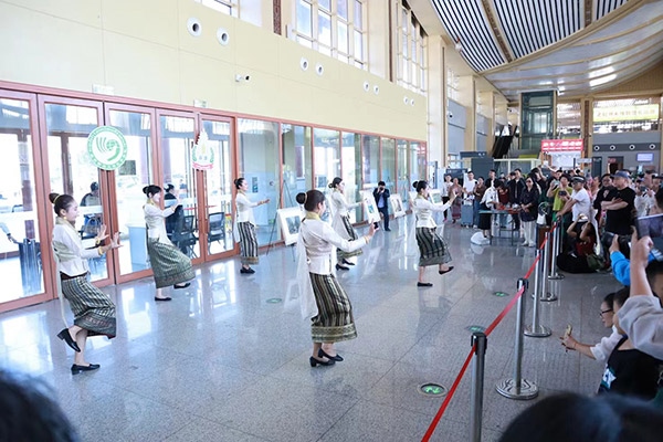 演員在中老鐵路瑯勃拉邦車(chē)站表演節(jié)目。蓬屏攝