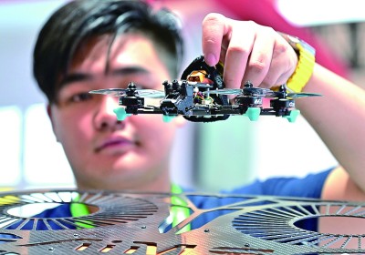 在首屆晉江科技成果轉(zhuǎn)化對(duì)接洽談會(huì)智能裝備展位，工作人員在展示無(wú)人機(jī)研究成果。新華社發(fā)