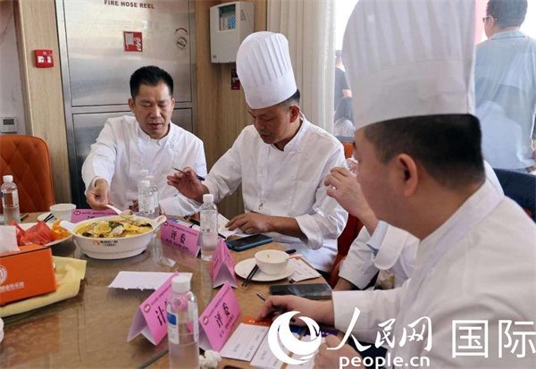 評(píng)委正在品嘗菜品并打分。人民網(wǎng)記者 管克江攝