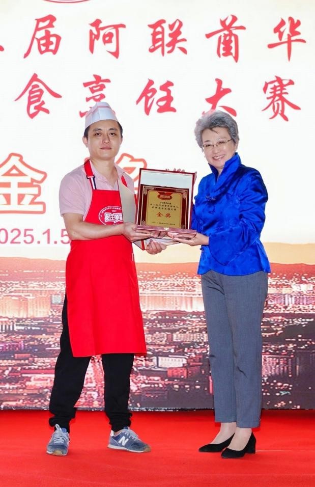 中國駐迪拜總領(lǐng)事歐渤芊（右）為金獎(jiǎng)獲得者頒獎(jiǎng)。主辦方供圖