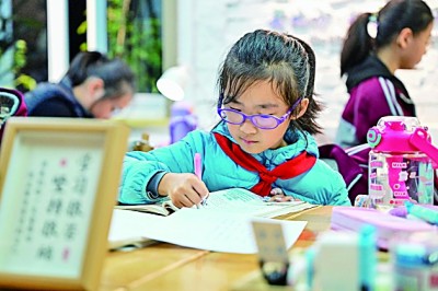 在河南洛陽市澗西區(qū)長安路街道長安路二社區(qū)共享自習室內，孩子們在學習。李衛(wèi)超攝/光明圖片