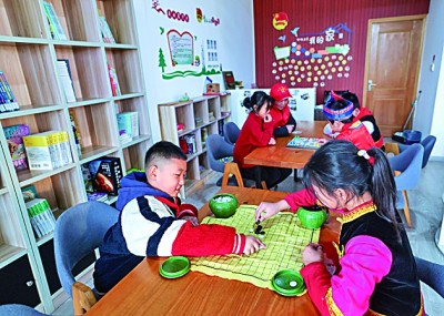 浙江岱山縣秀山鄉(xiāng)秀南村“民生小鋪”里，放學后的小學生在下棋。新華社發(fā)