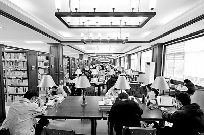 重慶大學(xué)圖書館，大學(xué)生們正在讀書學(xué)習(xí)。孫凱芳攝/光明圖片