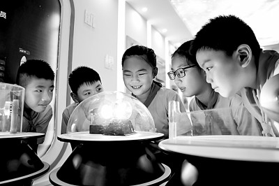 江西省南昌市青云客航天科創(chuàng)空間青少年科普館，孩子們?cè)谟^察光壓傳動(dòng)試驗(yàn)。鮑贛生攝/光明圖片