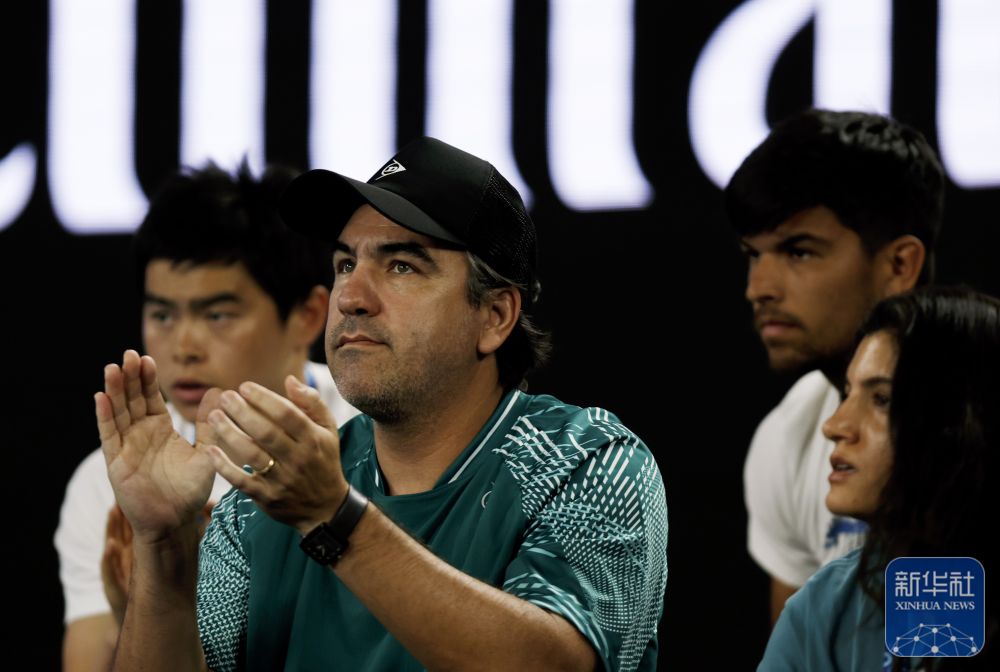 ↑鄭欽文的教練丹特·博蒂尼（中）在場(chǎng)邊觀賽。新華社記者 馬平 攝