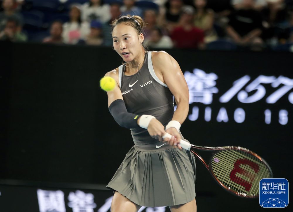 ↑鄭欽文在比賽中回球。新華社記者 馬平 攝