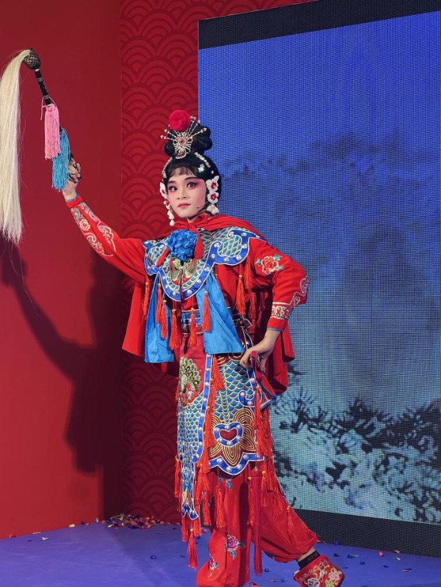 來自中國和新加坡的藝術(shù)團(tuán)體聯(lián)袂表演了歌舞、器樂、武術(shù)、雜技等多種形式的文藝節(jié)目?；顒又鬓k方供圖