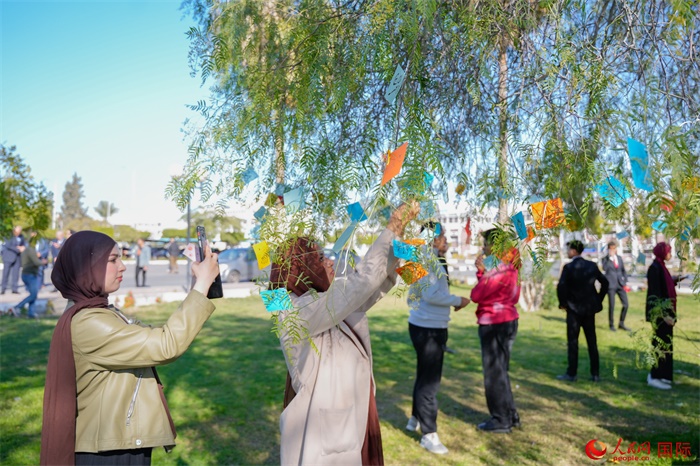 學(xué)生們踴躍參與中國(guó)文化體驗(yàn)活動(dòng)。人民網(wǎng) 塔里克·易卜拉欣攝