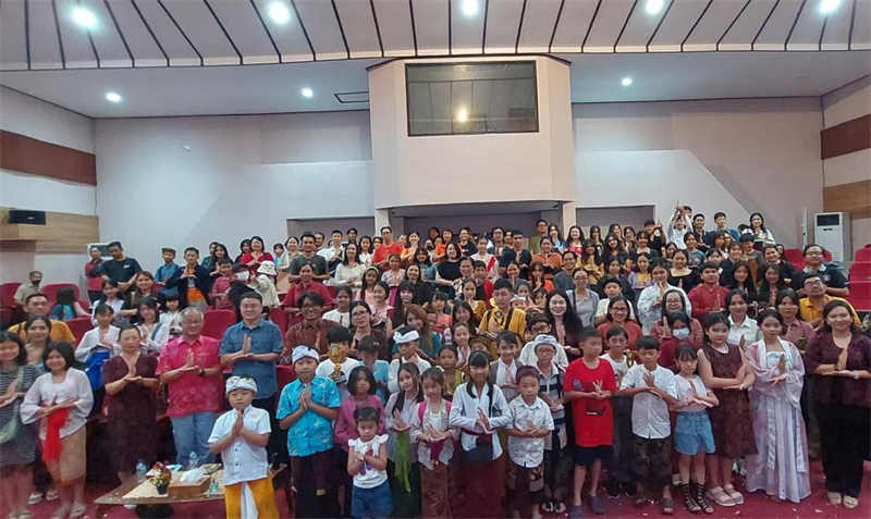 出席活動的師生與嘉賓合影。巴陵康孔子學(xué)院供圖