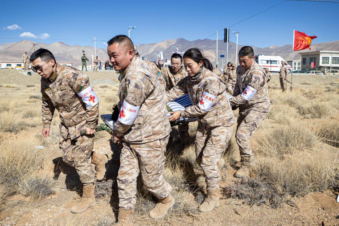 1月9日，日喀則定日縣長所鄉(xiāng)，西藏軍區(qū)總醫(yī)院醫(yī)療隊隊員將受傷村民用擔(dān)架從救護車準備抬上直升機，轉(zhuǎn)運至拉薩的西藏軍區(qū)總醫(yī)院救治。人民日報記者張武軍攝