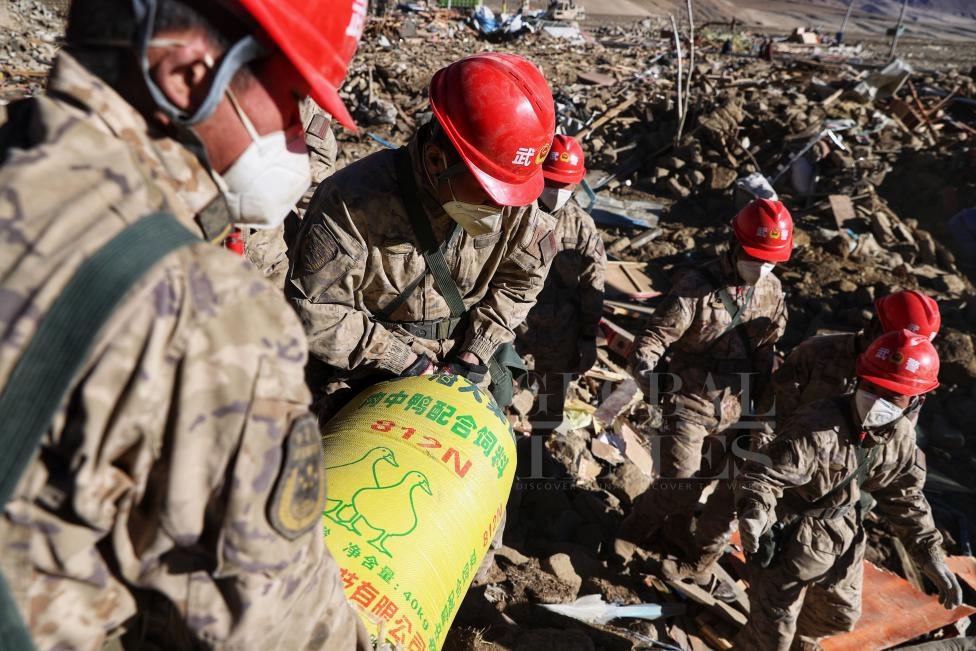 1月10日，定日縣長所鄉(xiāng)古榮村，武警官兵幫助受災(zāi)群眾整理廢墟，搶救被掩埋的物資。環(huán)球時報記者崔萌攝