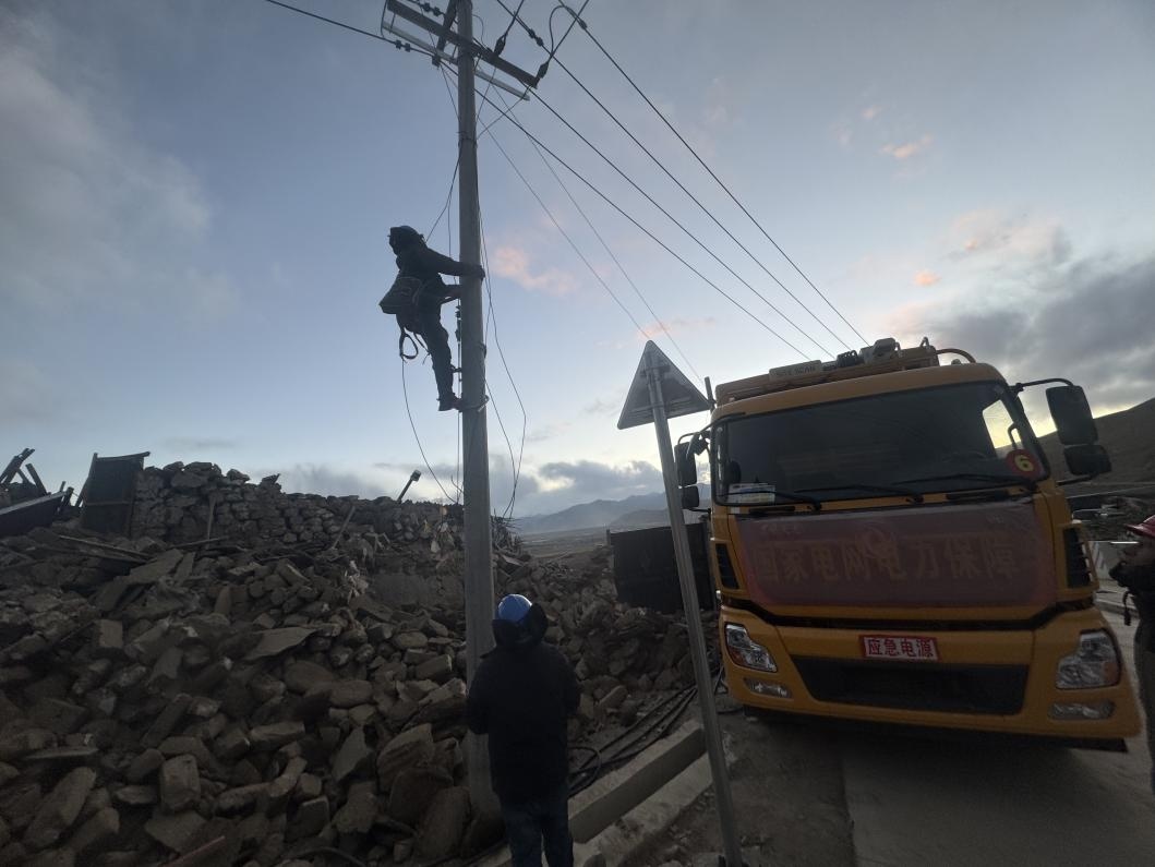 1月10日，定日縣長所鄉(xiāng)，國家電網(wǎng)西藏電力員工正在搶修災(zāi)區(qū)受損線路。人民日報記者宋豪新攝