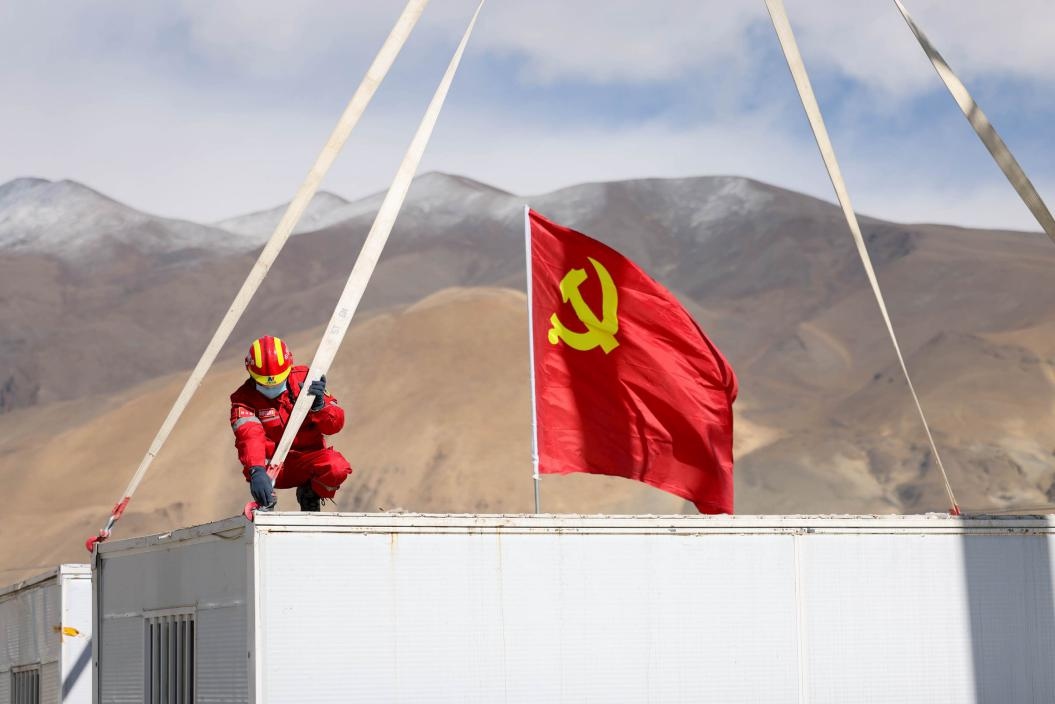 1月13日，定日縣長所鄉(xiāng)嘎布村安置點，中國安能三局成都基地支援震區(qū)的黨員突擊隊隊員在搭建活動板房。人民日報記者張武軍攝