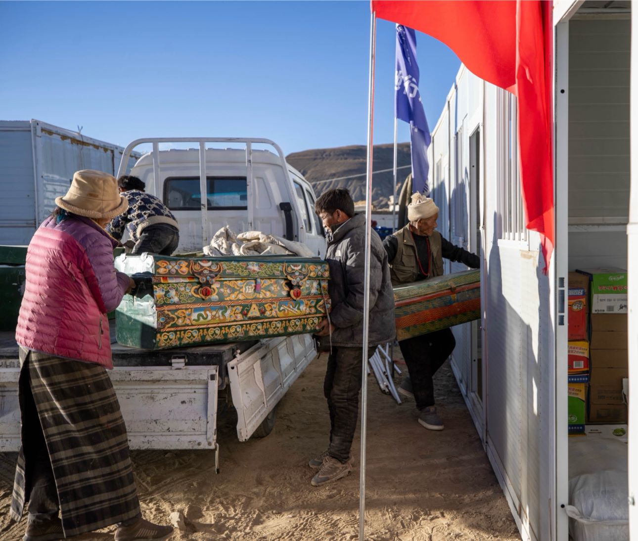 1月11日，西藏定日縣曲洛鄉(xiāng)措昂村，首批入住活動板房的村民正在搬運物品，為入住做準備。人民日報記者張武軍攝