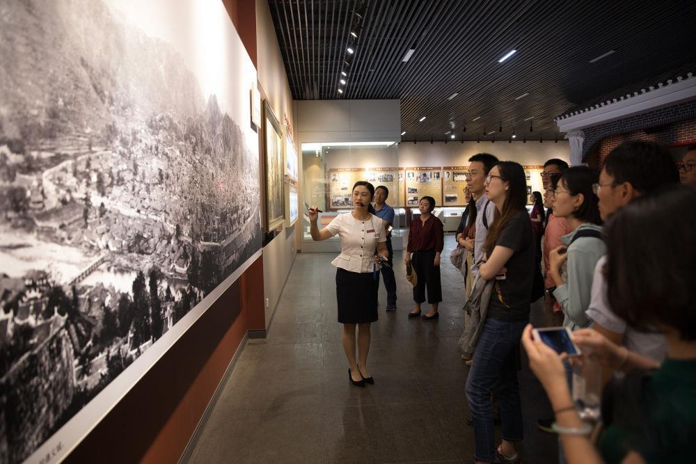 △參觀者在遵義會(huì)議紀(jì)念館聽取介紹。