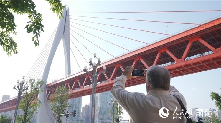 軻寶華“打卡”重慶東水門長(zhǎng)江大橋。人民網(wǎng)記者 蘇纓翔攝