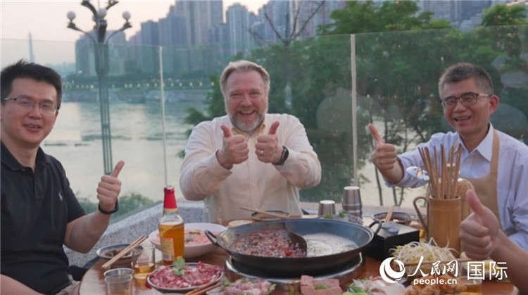 軻寶華和同事在重慶南濱路吃火鍋。人民網(wǎng)記者 蘇纓翔攝