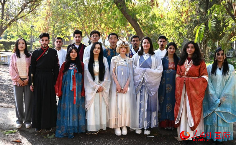 部分參加活動(dòng)的師生合影。人民網(wǎng)伊納斯·易卜拉欣攝