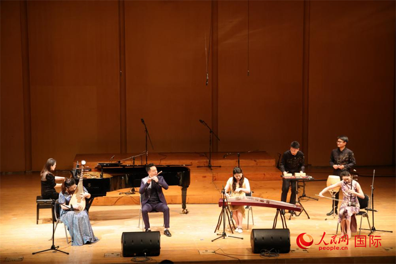 來自云南藝術(shù)學(xué)院的音樂家在演奏《金蛇狂舞》。人民網(wǎng)記者 楊一攝