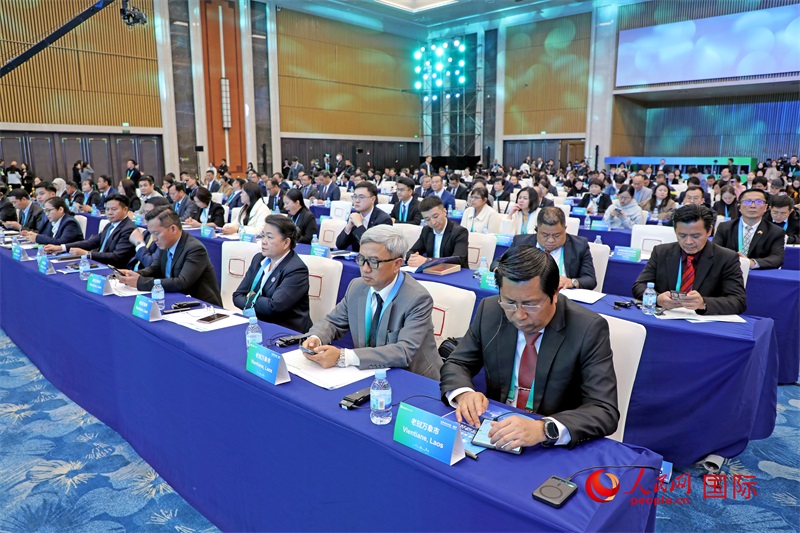 這是1月16日在南寧國(guó)際會(huì)展中心拍攝的“世界市長(zhǎng)對(duì)話·南寧”活動(dòng)現(xiàn)場(chǎng)。人民網(wǎng)記者 趙益普攝