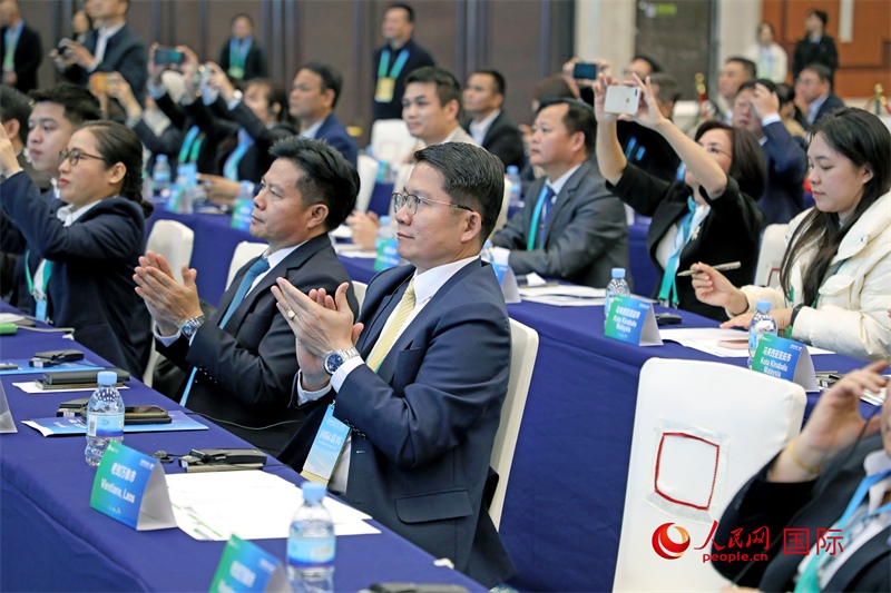 這是1月16日在南寧國(guó)際會(huì)展中心拍攝的“世界市長(zhǎng)對(duì)話·南寧”活動(dòng)現(xiàn)場(chǎng)。人民網(wǎng)記者 趙益普攝