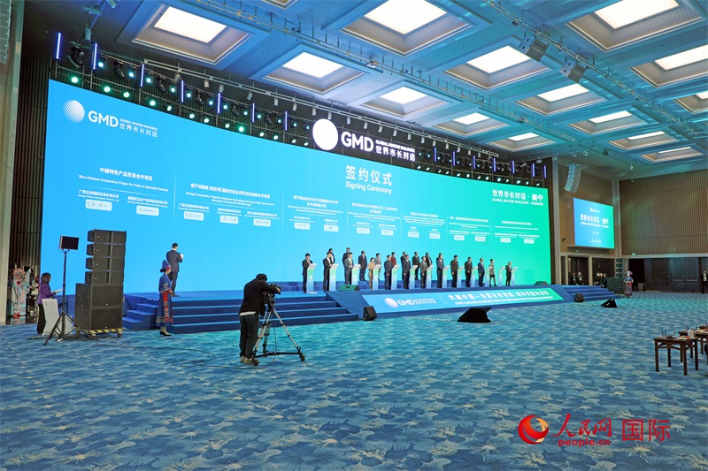 活動(dòng)現(xiàn)場(chǎng)舉行的中國(guó)同東盟國(guó)家交流合作項(xiàng)目簽約。人民網(wǎng)記者趙益普攝