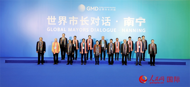 在南寧國(guó)際會(huì)展中心金桂花廳外，參加活動(dòng)的中國(guó)和東盟國(guó)家市長(zhǎng)合影留念。人民網(wǎng)記者 趙益普攝