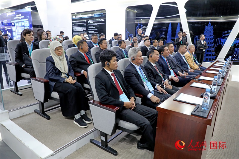 參加活動(dòng)的東盟國(guó)家市長(zhǎng)在中國(guó)—東盟新型智慧城市協(xié)同創(chuàng)新中心參觀調(diào)研。人民網(wǎng)記者 趙益普攝