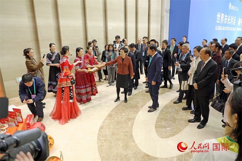 東盟國(guó)家市長(zhǎng)聽(tīng)取南寧特色茉莉花茶的講解。人民網(wǎng)記者 趙益普攝