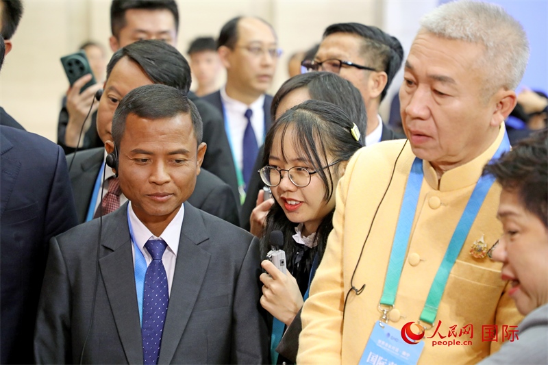 東盟國(guó)家市長(zhǎng)在觀看、體驗(yàn)?zāi)蠈幏沁z展示。人民網(wǎng)記者 趙益普攝