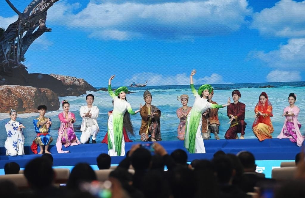 這是1月16日，在南寧國(guó)際會(huì)展中心，演員在“世界市長(zhǎng)對(duì)話·南寧”活動(dòng)間隙表演節(jié)目。新華社記者 陸波岸 攝