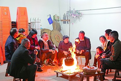 為討論蜜梨產(chǎn)業(yè)發(fā)展事宜，鸕鳥鎮(zhèn)開展“圍爐夜話”。資料圖片