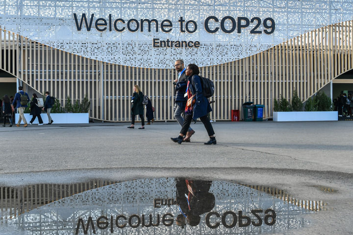 2024年11月15日，在阿塞拜疆首都巴庫，人們經(jīng)過聯(lián)合國氣候變化巴庫大會的會場。新華社記者 曹陽 攝