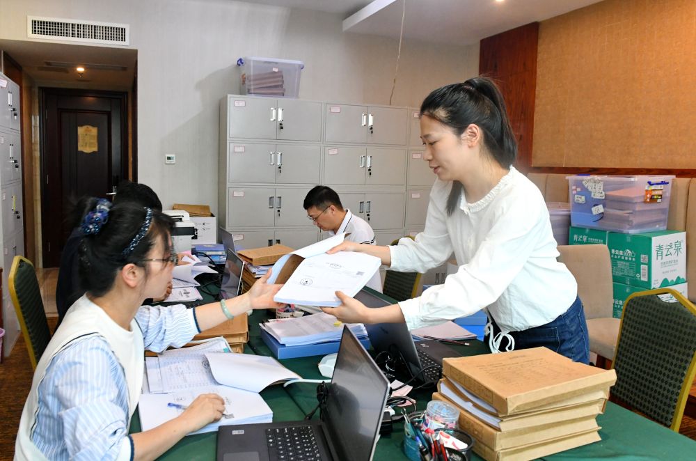 福州市委巡察機(jī)構(gòu)對(duì)全市法院系統(tǒng)開展提級(jí)聯(lián)動(dòng)交叉巡察。在永泰縣駐地，巡察組工作人員查看財(cái)務(wù)憑證（2024年5月21日攝）。新華社記者 林善傳 攝