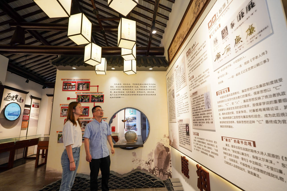 參觀者在蘇州市吳江區(qū)平望鎮(zhèn)廉潔教育基地鶯湖廉園內(nèi)參觀（2024年7月4日攝）。新華社記者 李博 攝