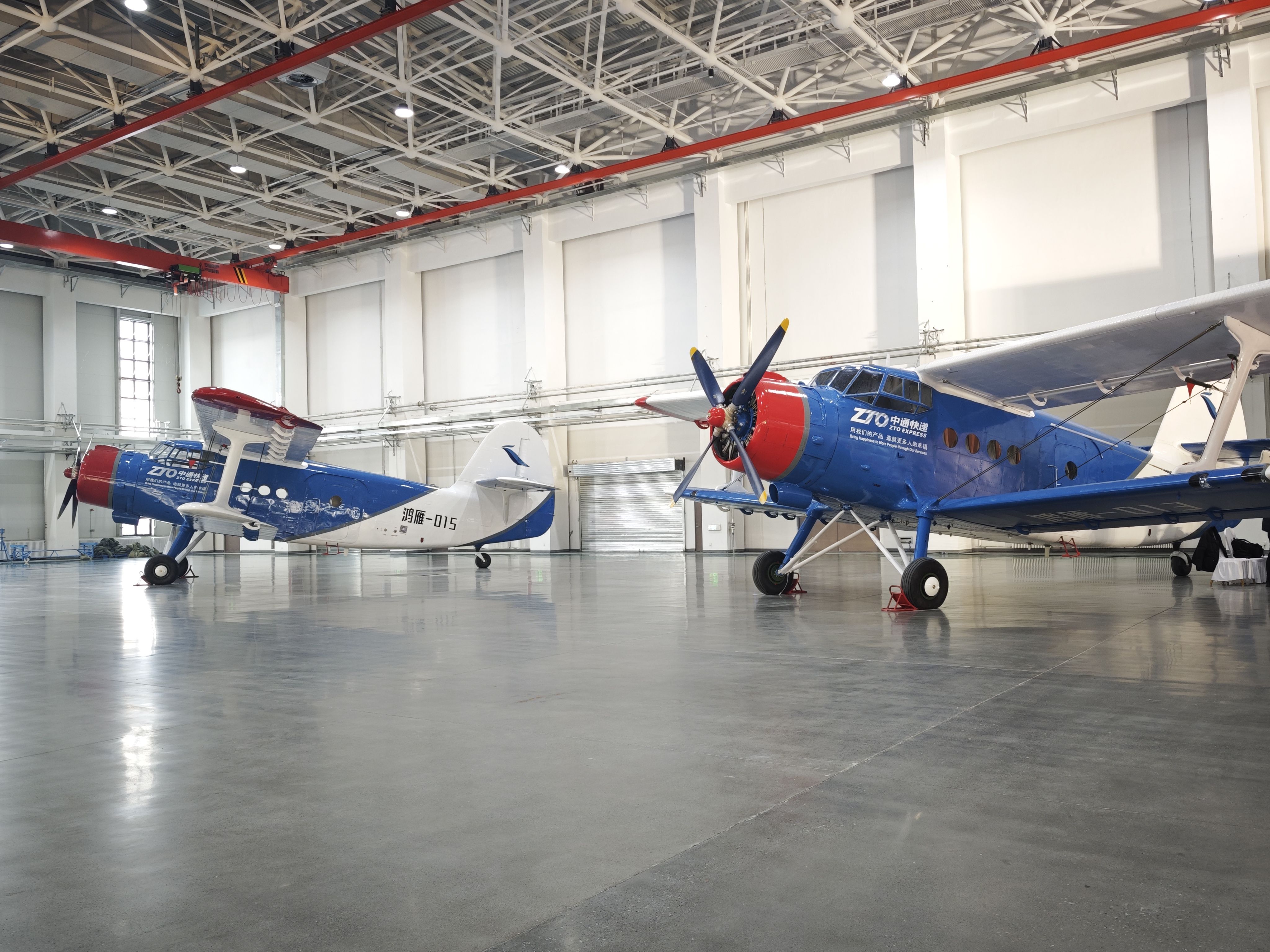 1月20日，停放在交付現(xiàn)場(chǎng)的大型無人機(jī)鴻雁（HY100）。新華社記者 茍立鋒 攝