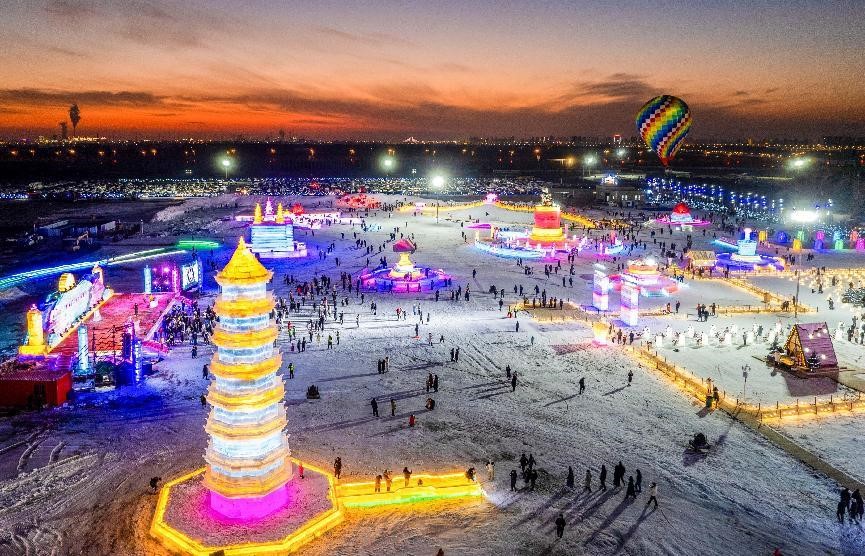 第四屆呼和浩特歡樂冰雪節(jié)活動現(xiàn)場。丁根厚攝