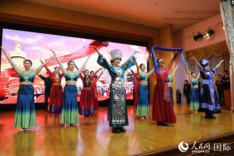 留俄學(xué)生進(jìn)行民族舞表演。人民網(wǎng)記者 隋鑫攝