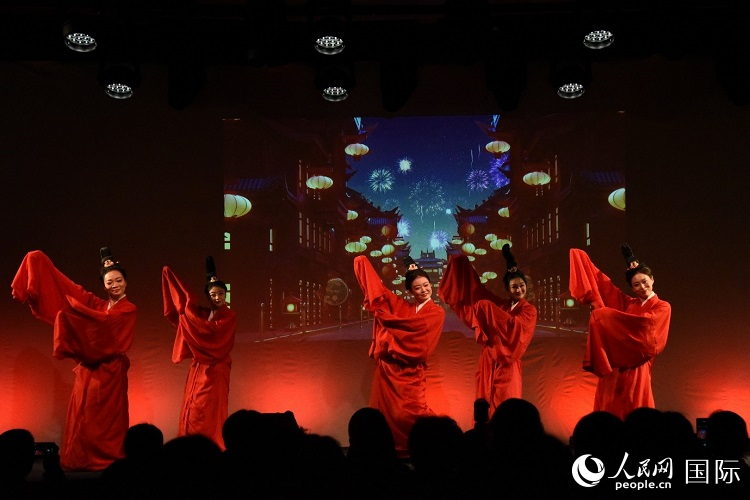 舞蹈《金蛇狂舞》。人民網記者 殷淼攝