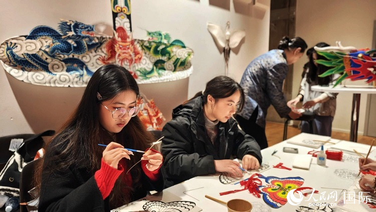 體驗非遺文化“制作小風箏”。人民網記者 殷淼攝