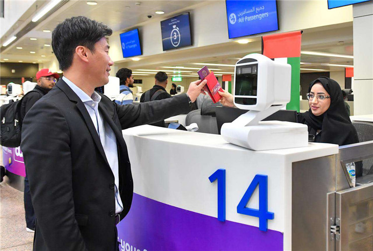 1月22日，迪拜免稅店聯(lián)合迪拜移民局向入境中國旅客贈(zèng)送新年賀禮。迪拜移民局供圖